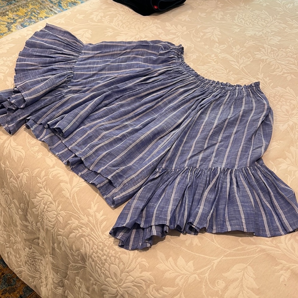 Like new flutter sleeve cold shoulder top
